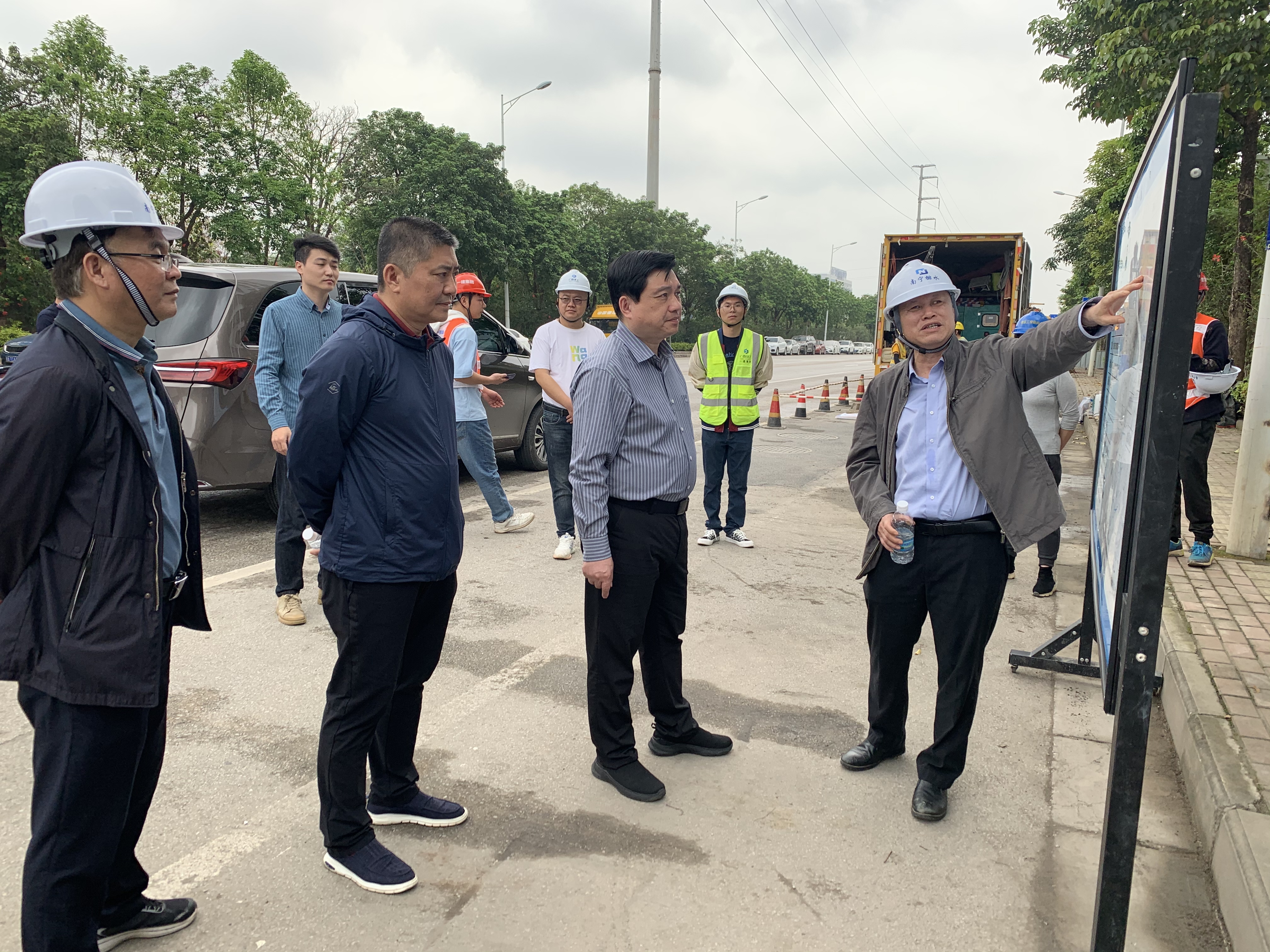 南寧市委常委、政法委書記黃寧到南寧市雨污水管網(wǎng)改造項目第六期工程開展調(diào)研工作